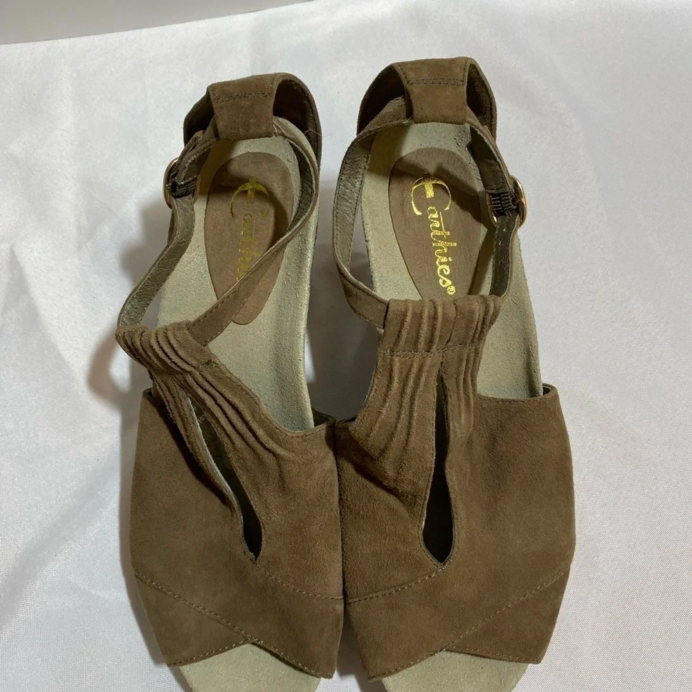 Earthies Veria t strap dark Khaki leather upper Sz 9.5 B barely used